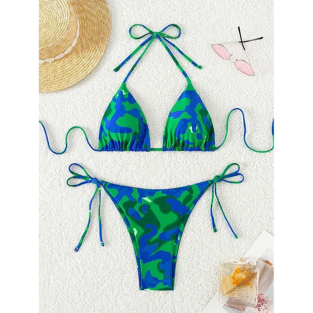 CARLINE - Kleurrijk Tie Dye Micro Bikini Set met Vetersluiting: Braziliaanse String, Halter Top en Lage Taille Pasvorm