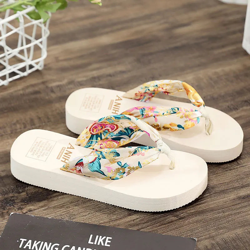 GERARDA - Zomer teenslipper met bloemmotief en platform